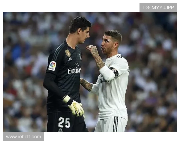 六台:向库尔图瓦扔打火机的球迷还携带了一把小刀 六台:向库尔图瓦扔打火机的球迷还携带了一把小刀